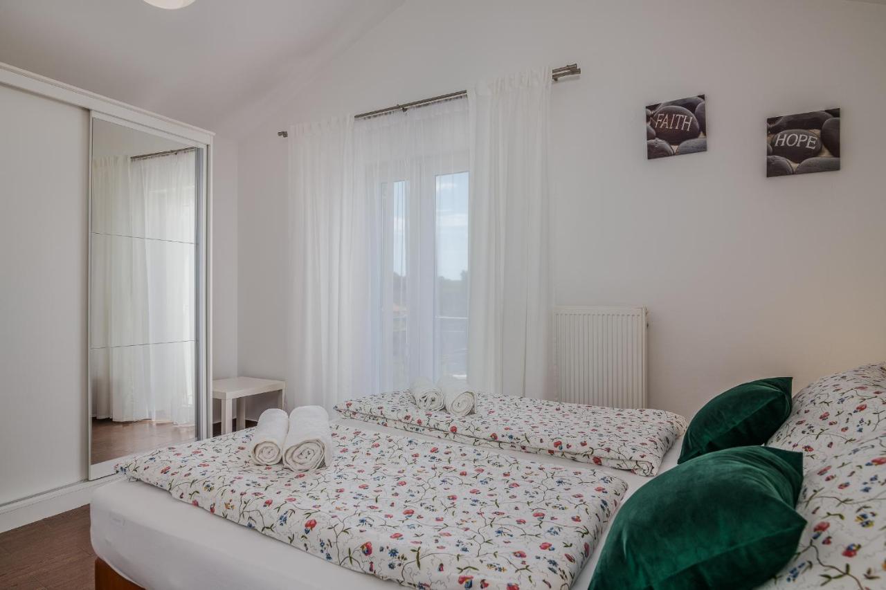 Apartment Marina Malinska Bagian luar foto